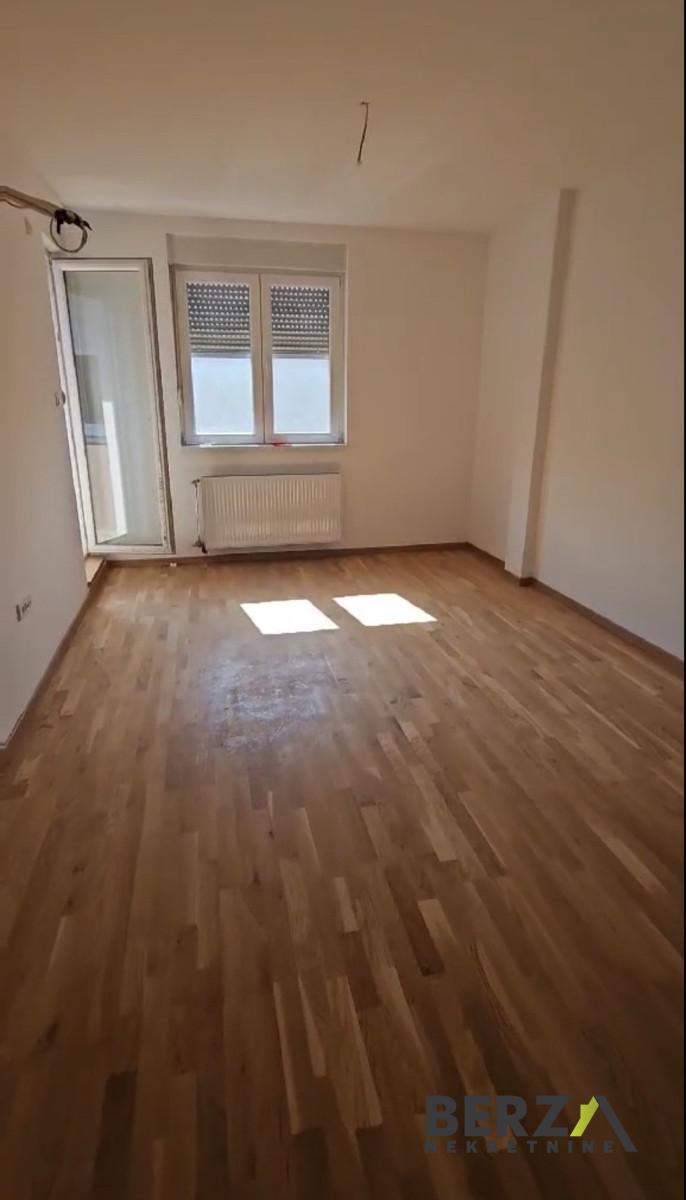 izdavanje - NOVI SAD - PETROVARADIN - 9107450
