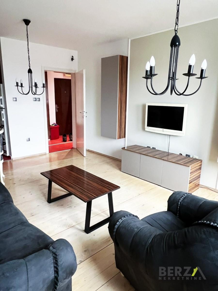 izdavanje - NOVI SAD - PETROVARADIN - 9109731