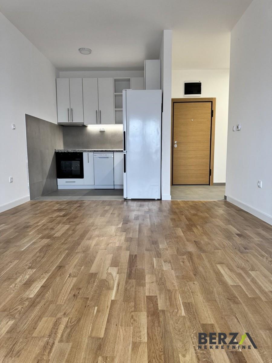 izdavanje - NOVI SAD - SALAJKA - 9110326