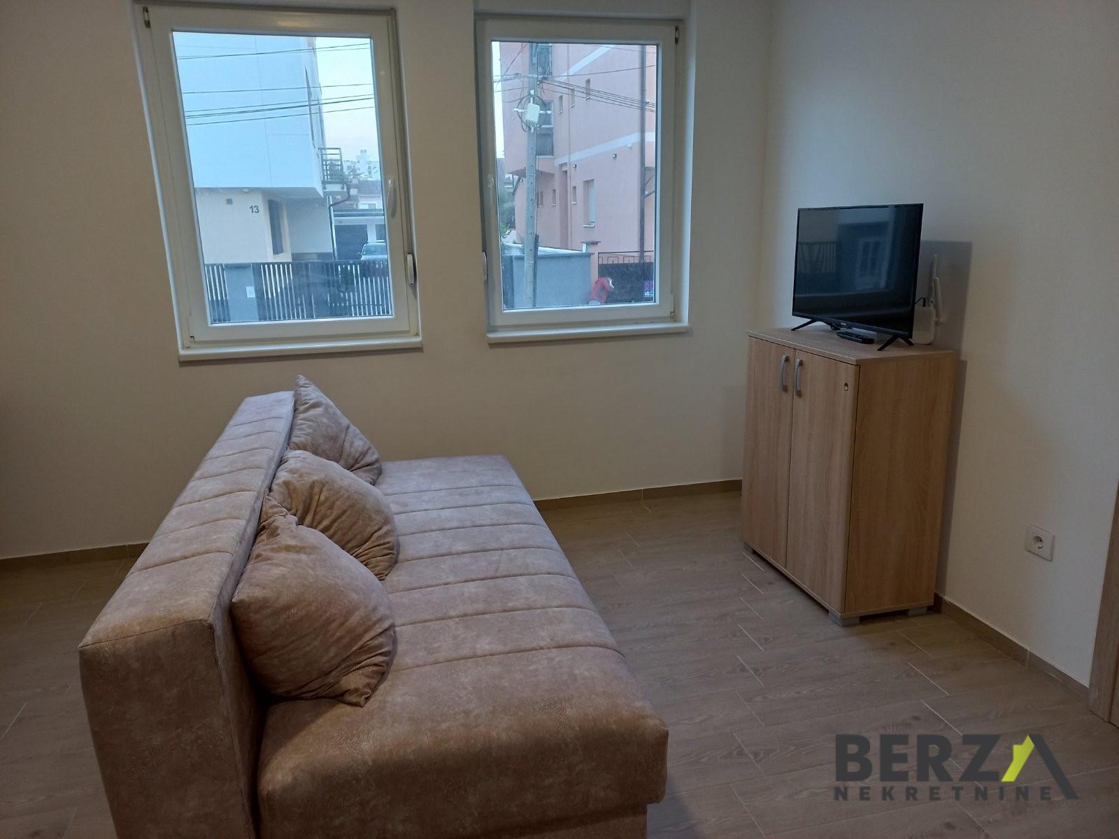 izdavanje - NOVI SAD - CARA DUŠANA - 9110577