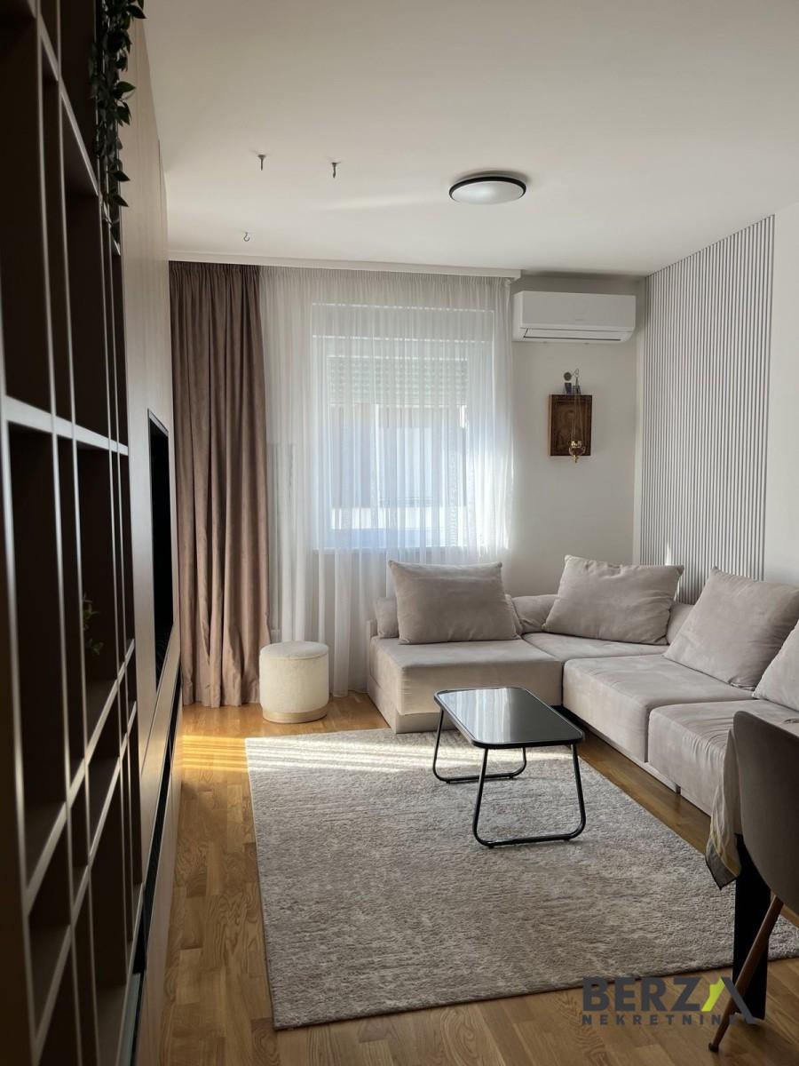 izdavanje - NOVI SAD - PETROVARADIN - 9110766