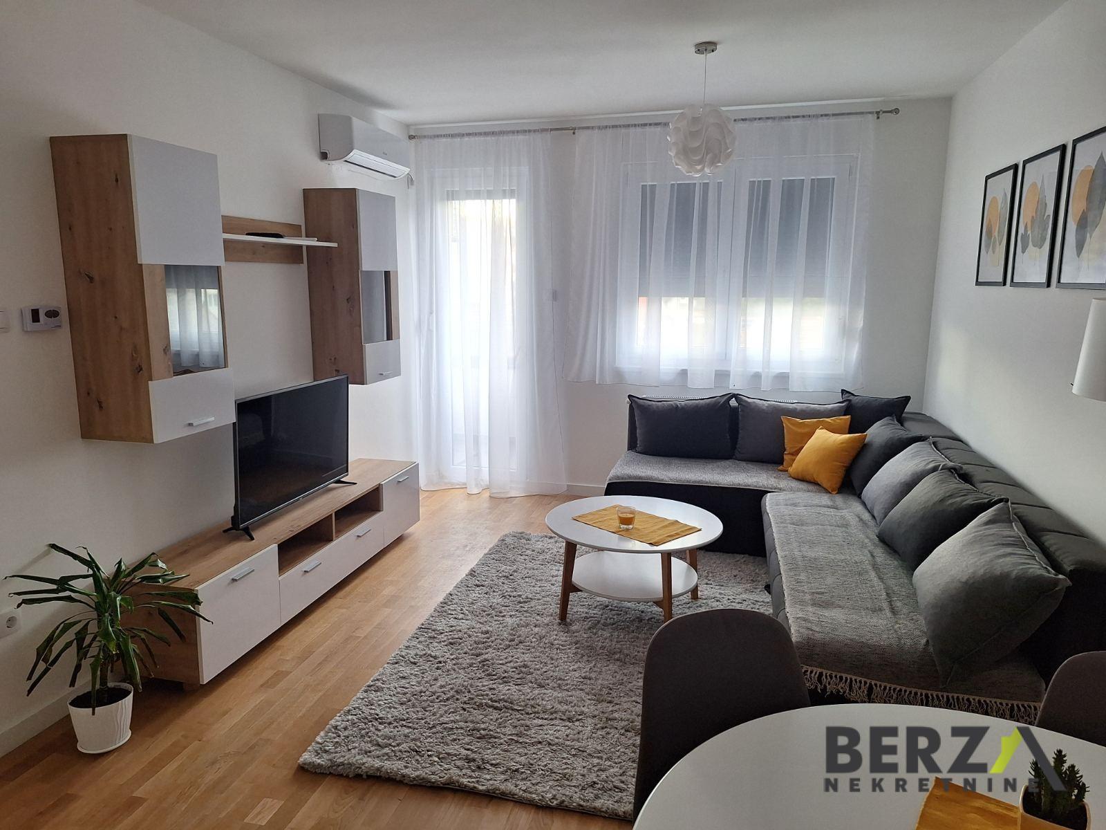izdavanje - NOVI SAD - PETROVARADIN - 9110816
