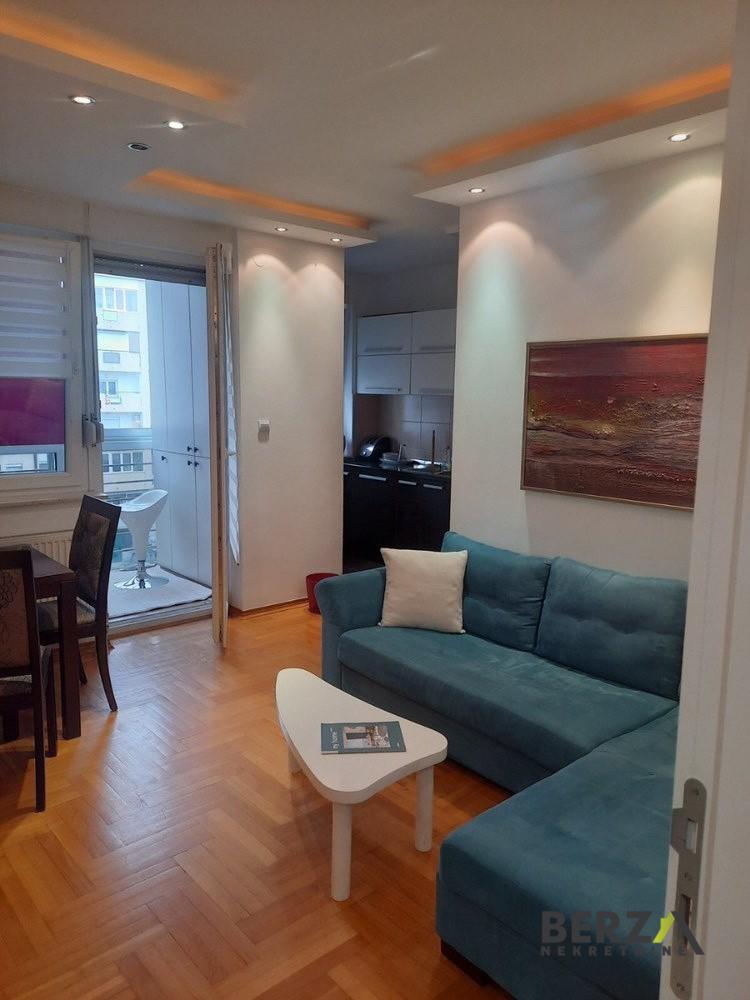 izdavanje - NOVI SAD - CARA DUŠANA - 9111463